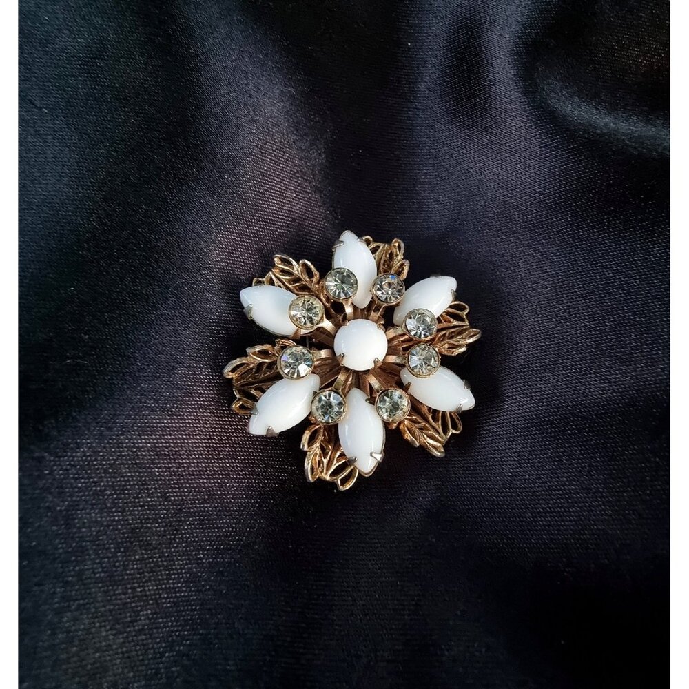 Rare Find Vintage Floral Flower White Brooch White Glass Milk Rhinestone Gold To
